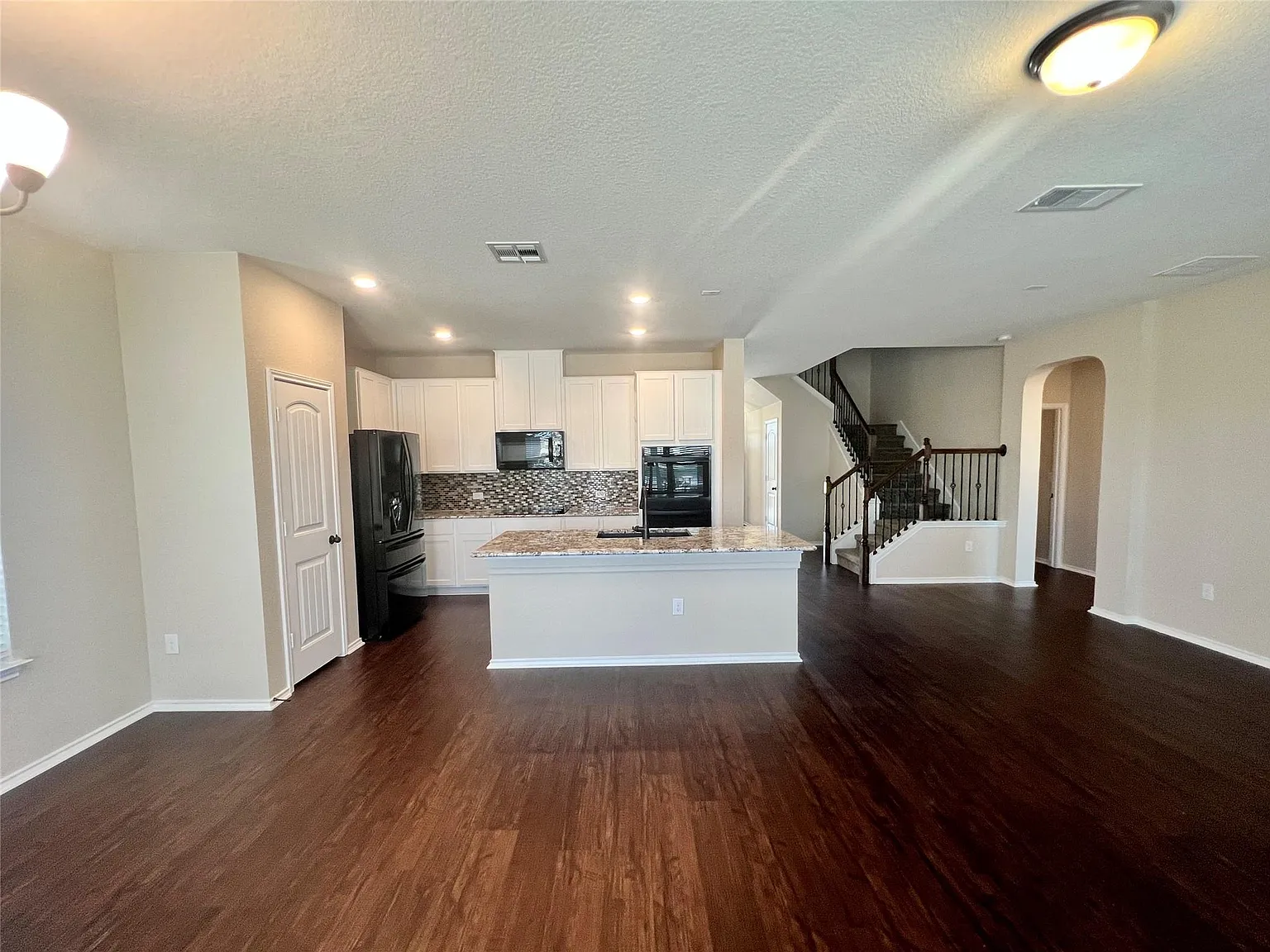 6 bed, 4.0 bath, 2505 sqft, $3,095 — Photo 2