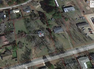 1711 W Point Tap Rd, Palestine, TX 75803