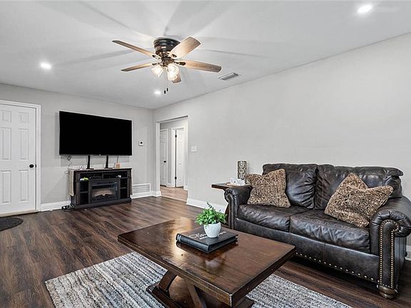 4th image of 1508 Phillips Ln