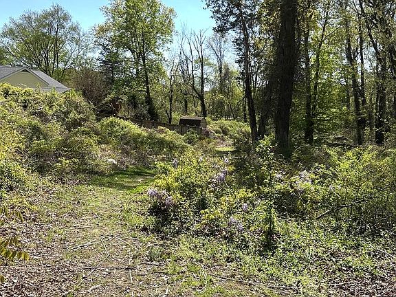 3rd image of 2419 Beacon Hill Rd