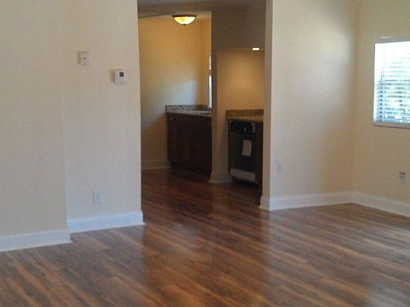 3rd image of 173 NW Lincoln Cir N
