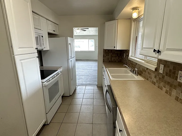 1619 W 5th Ave #A — Photo 10