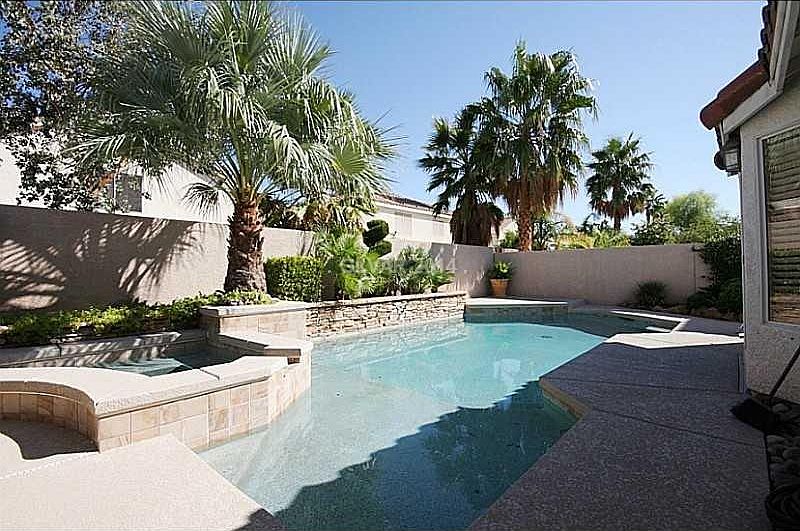 GORGEOUS POOL AND JACUZZI