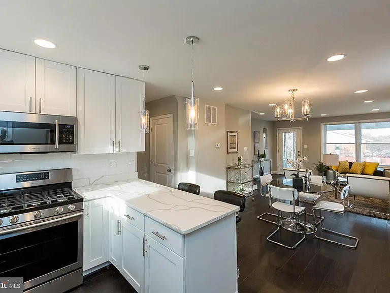 951 Jefferson St NE — Photo 16