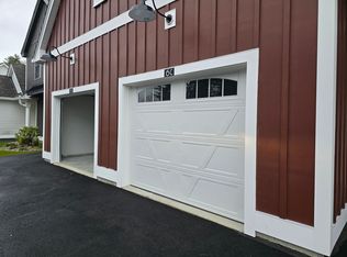 1 Dutch Dr #B, Litchfield, NH 03052