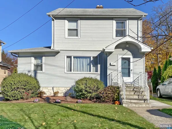 313 Elm Pl, Leonia, NJ 07605