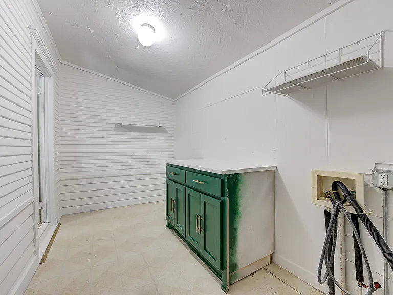 311 S Flood Ave — Photo 25