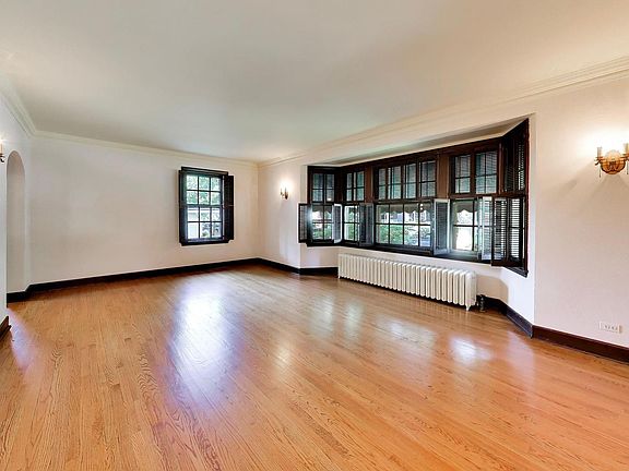 4th image of 6933 N Oriole Ave