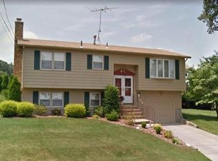 9 Canterbury Ct, Cranston, RI 02920