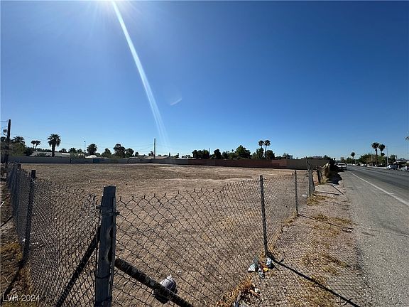 3rd image of 1210 N Tonopah Dr