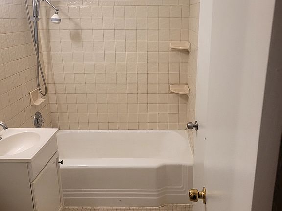 4th image of 1765 E 300th St