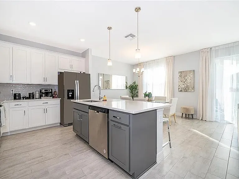 5818 Wallis Ln — Photo 2