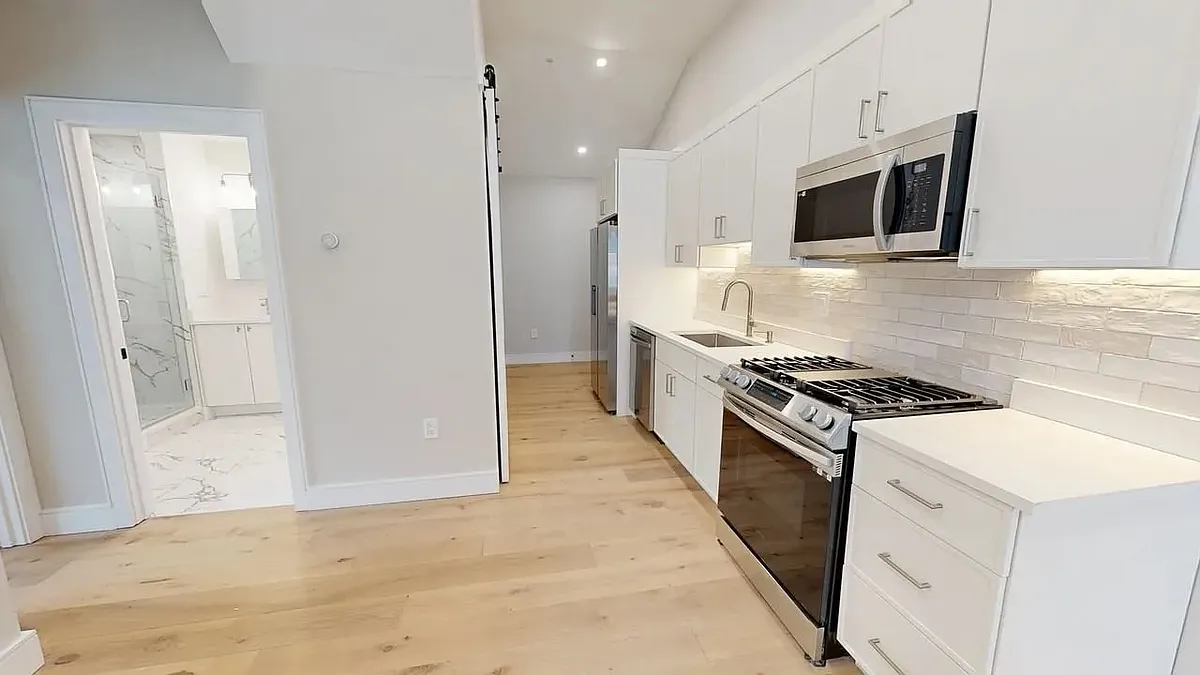 Building Photo - 9 Everett St #6