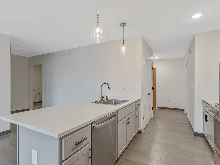 Loso Lakeside Apartments — Photo 17