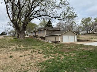 106 W Sunflower Blvd, Ozawkie, KS 66070