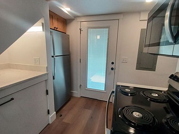 5th image of 2035-2044 Emerald St #2037