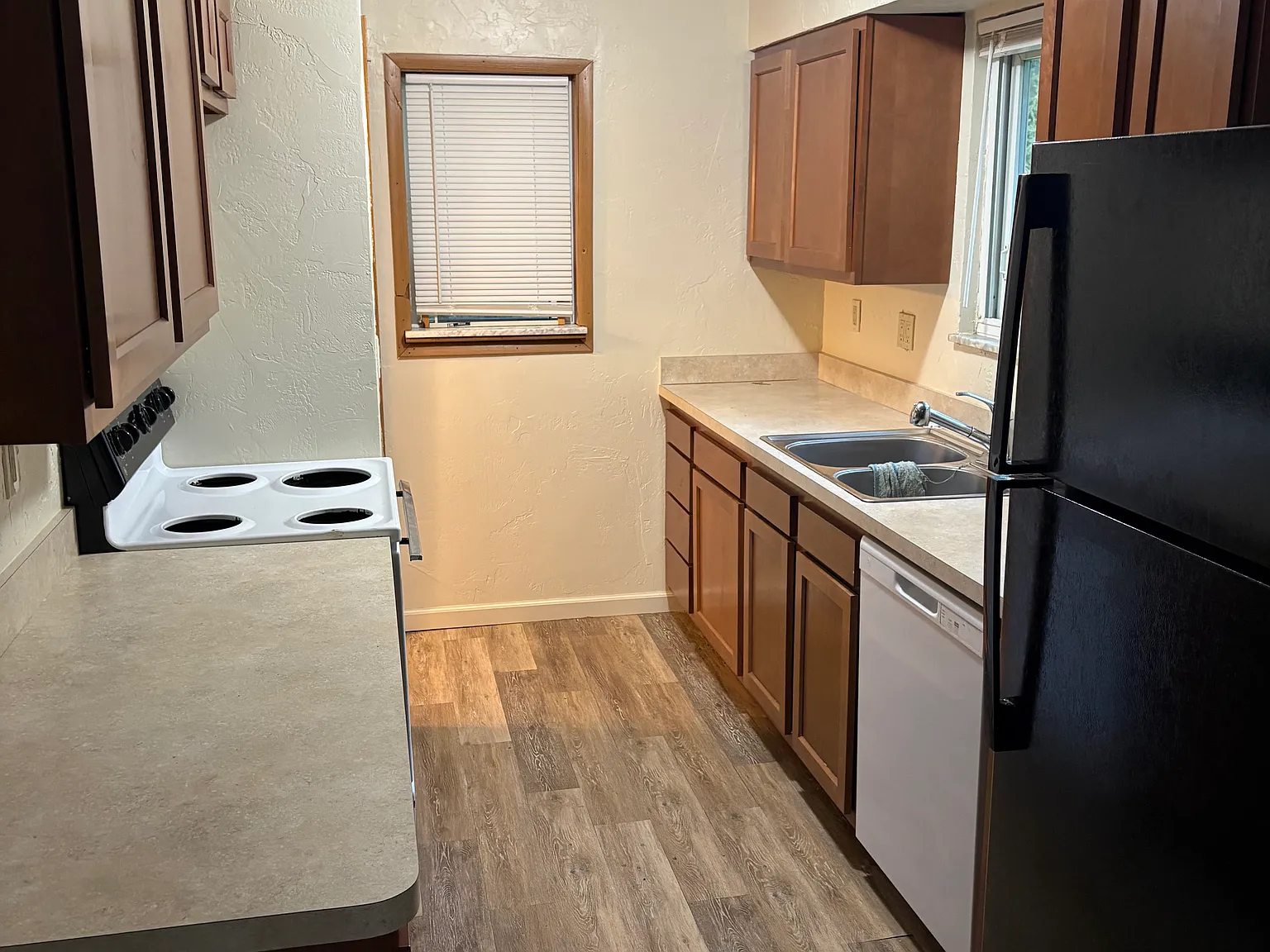 3 bed, 960 sqft, $1,200 — Photo 2