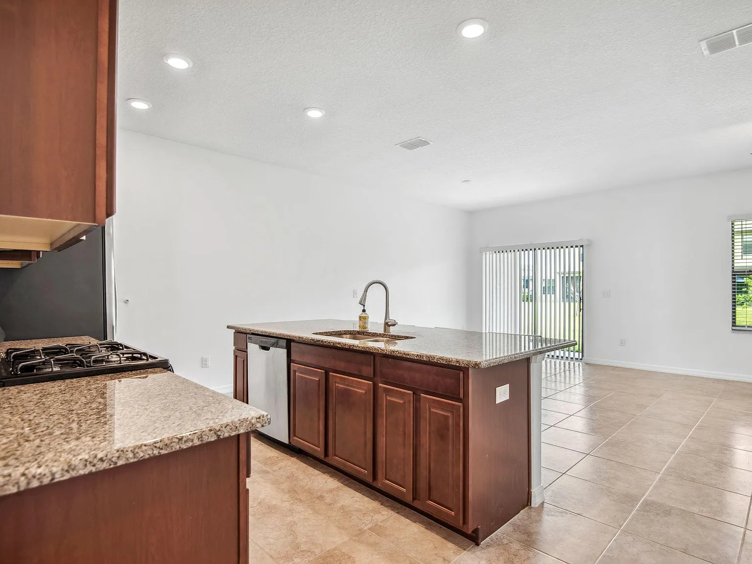 3 bed, 2.5 bath, 1601 sqft, $2,195 — Photo 4
