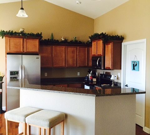 Kitchen w/ Granite Bar