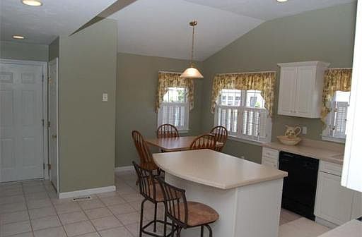 3rd image of 9 Mountain Ash Ln