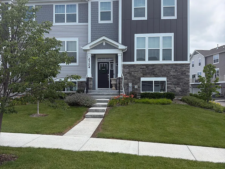 2724 Fieldcrest Dr — Photo 2