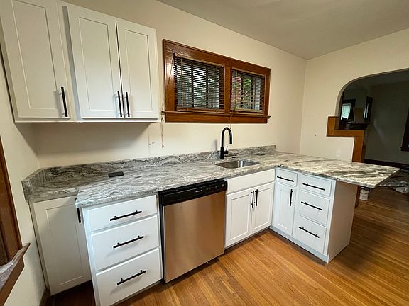 5th image of 2712 Hibbert Ave