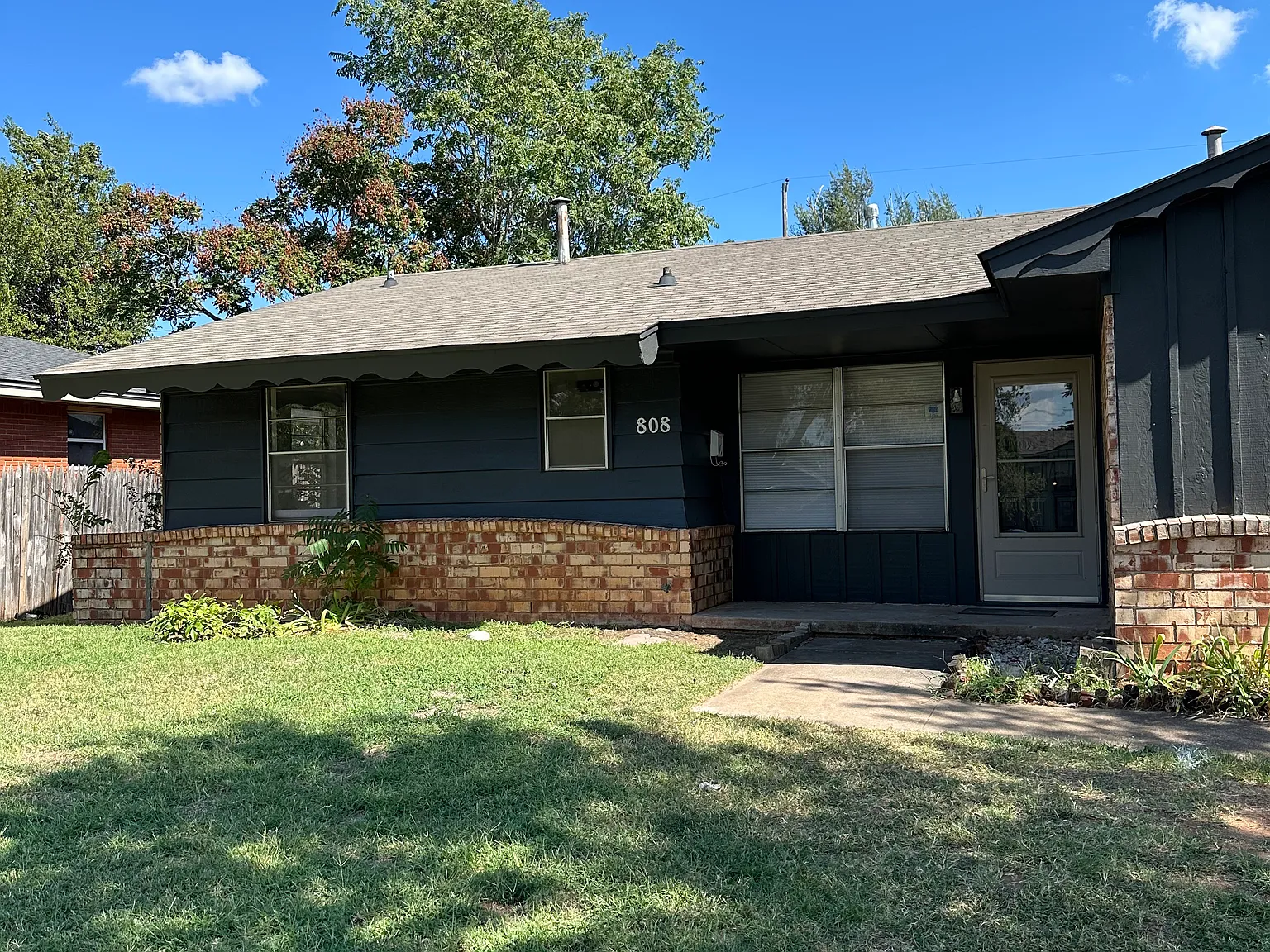 808 Hedge Dr — Photo 3