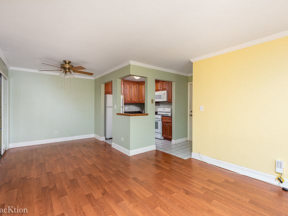 3rd image of 16W525 Lake Dr APT 205