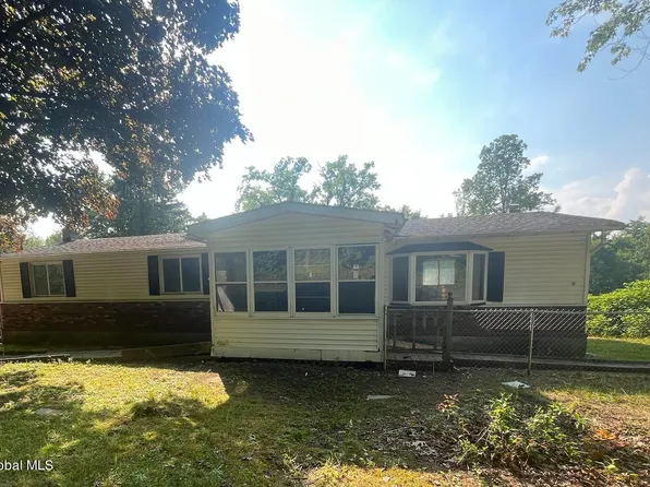 90 Clamsteam Road, Halfmoon, NY 12065