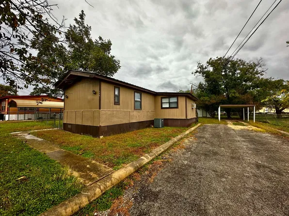 509 Loyal Valley Rd, Kerrville, TX 78028