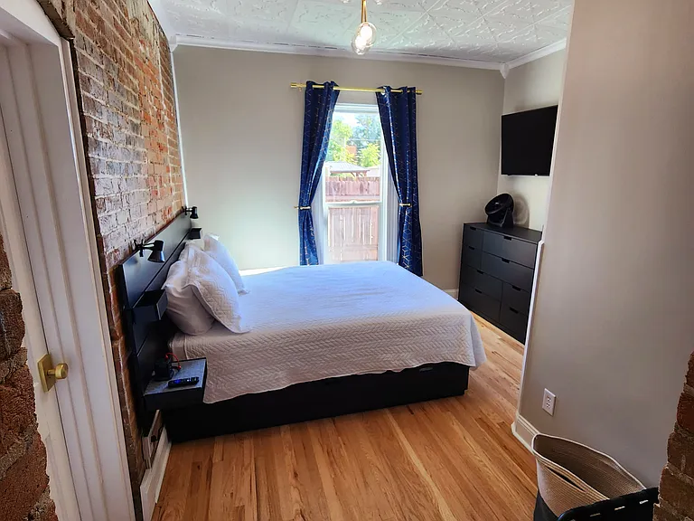 324 W 13th St — Photo 11