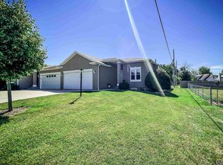 2438 SW Golf View Dr, Topeka, KS 66614