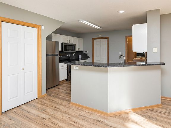 4th image of 6855 Woodland Ave Unit 1004