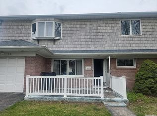 1070 Thompson Dr, Bay Shore, NY 11706