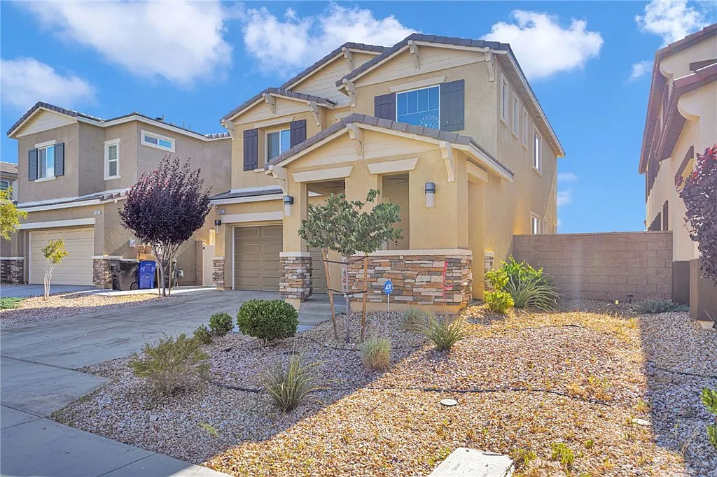 3 bed, 2.5 bath, 1841 sqft, $2,500 — Photo 2