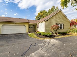 17 Braintree Cres, Penfield, NY 14526