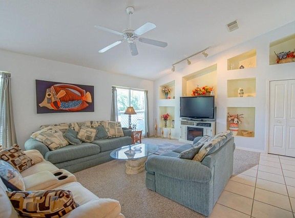 2nd image of 3702 SW Darby Ln