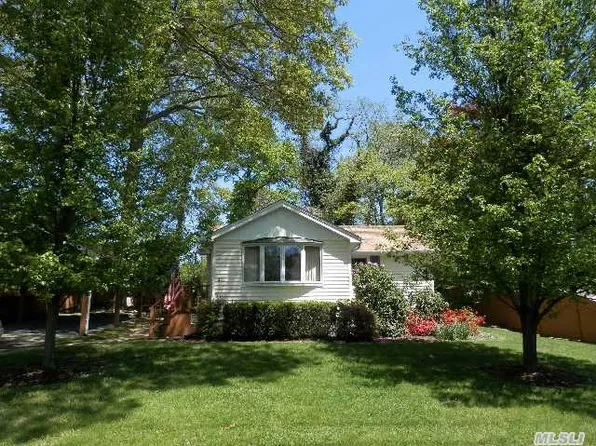 25 Cedar Dr, Miller Place, NY 11764