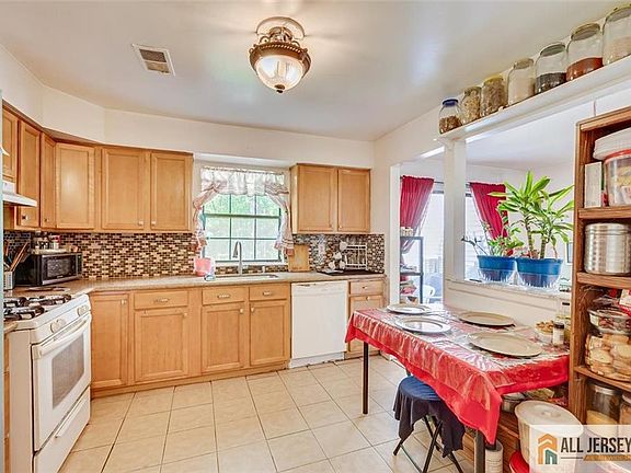 4th image of 2704 Cricket Cir