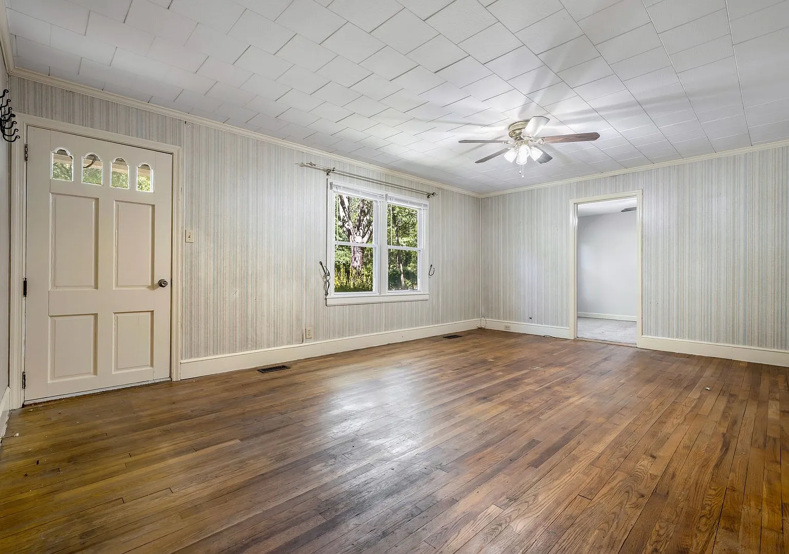 3 Bedroom House on One Acre of Land - Lawn Care Included! — Photo 3