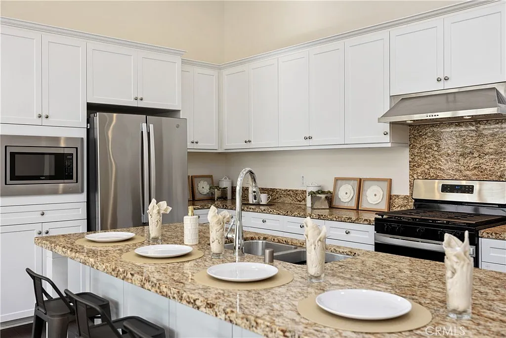 2 bed, 1305 sqft, $3,900 — Photo 3