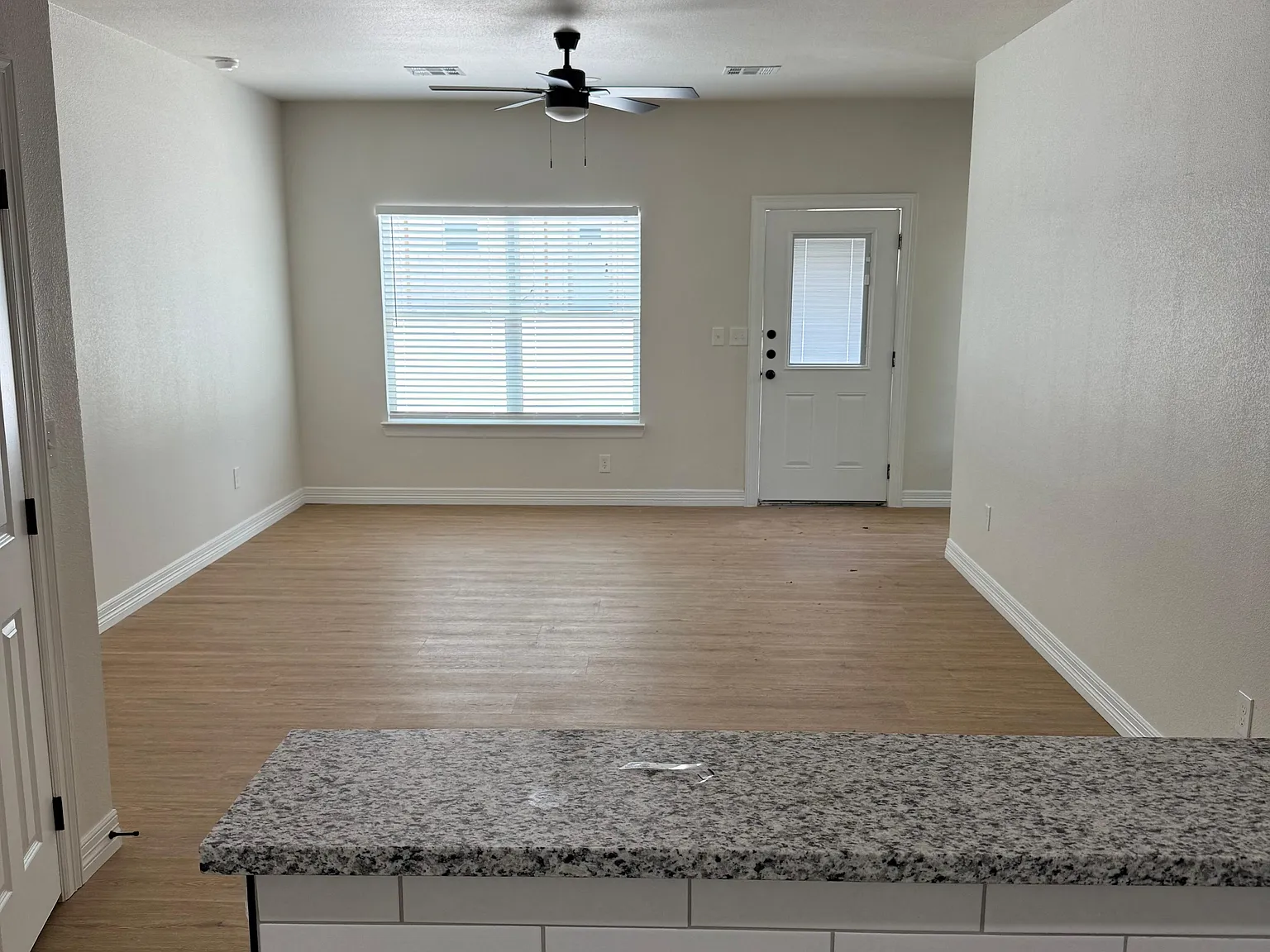911 E Avenue B — Photo 4