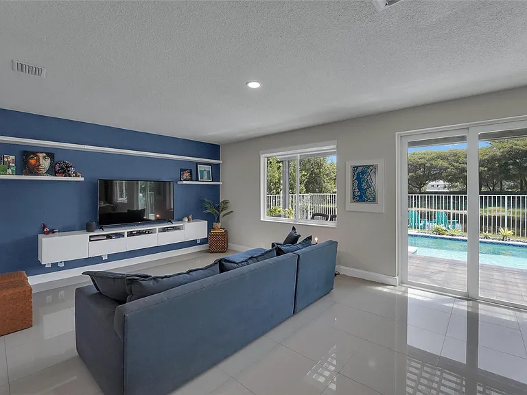 1070 Bluewood Ter — Photo 10
