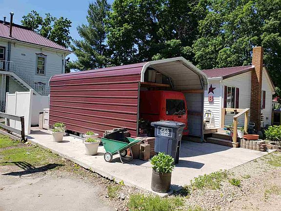 4th image of 315 Packwaukee St