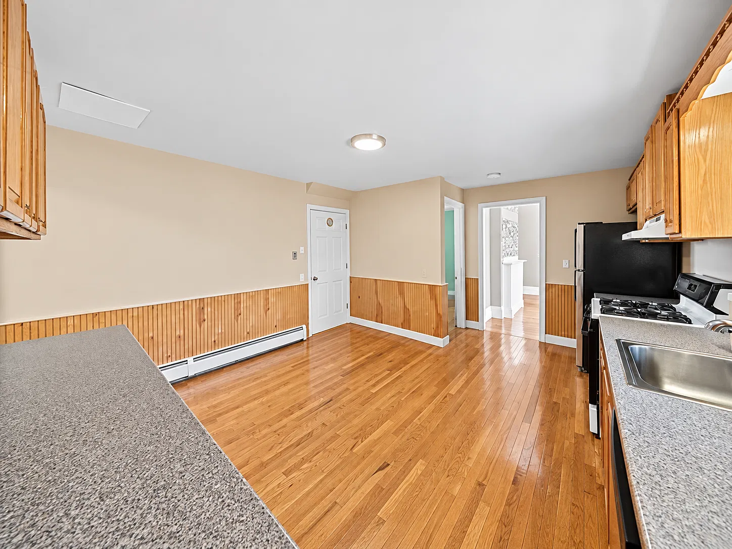 3 bed, 1.0 bath, 1100 sqft, $2,995 — Photo 2
