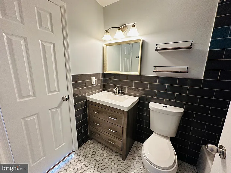 319 Canterbury Ct — Photo 11