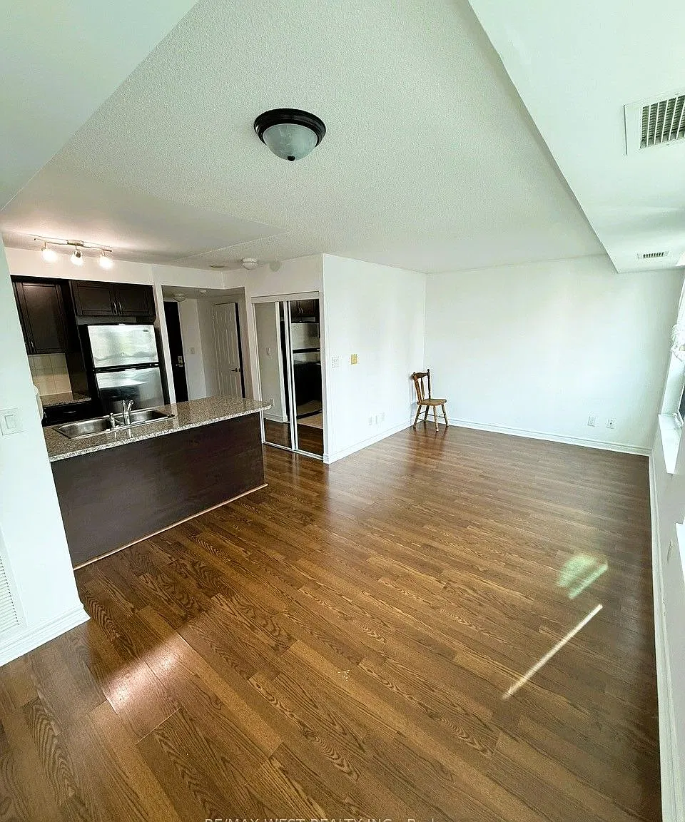 208 Enfield Pl — Photo 4