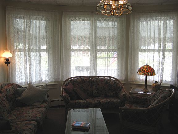 Living Rm w/ Bay Window