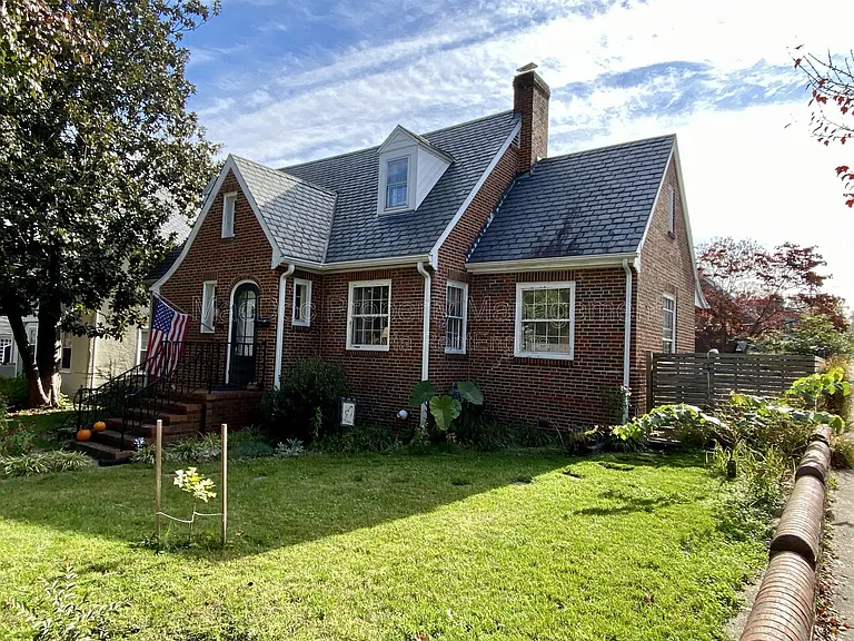 916 Sylvania Ave — Photo 2