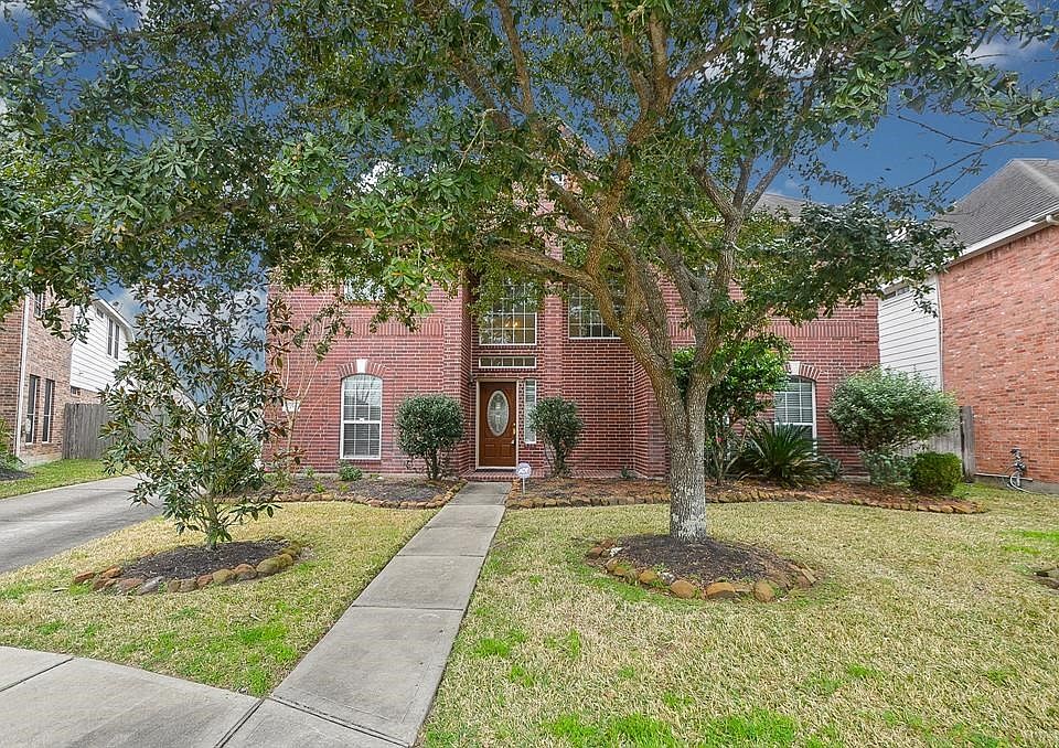 Wonderful home with an excellent floor-plan sits on a quiet cul-de-sac street and zoned to Katy ISD.
